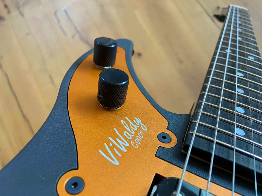 E-Gitarre ViWaldy Charley Schwarz/Orange