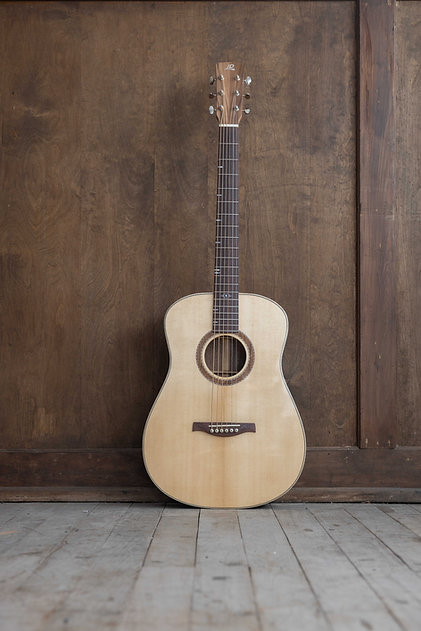 LR Baritone Walnut / Moon Spruce