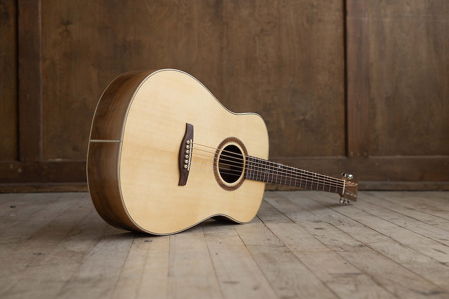 LR Baritone Walnut / Moon Spruce