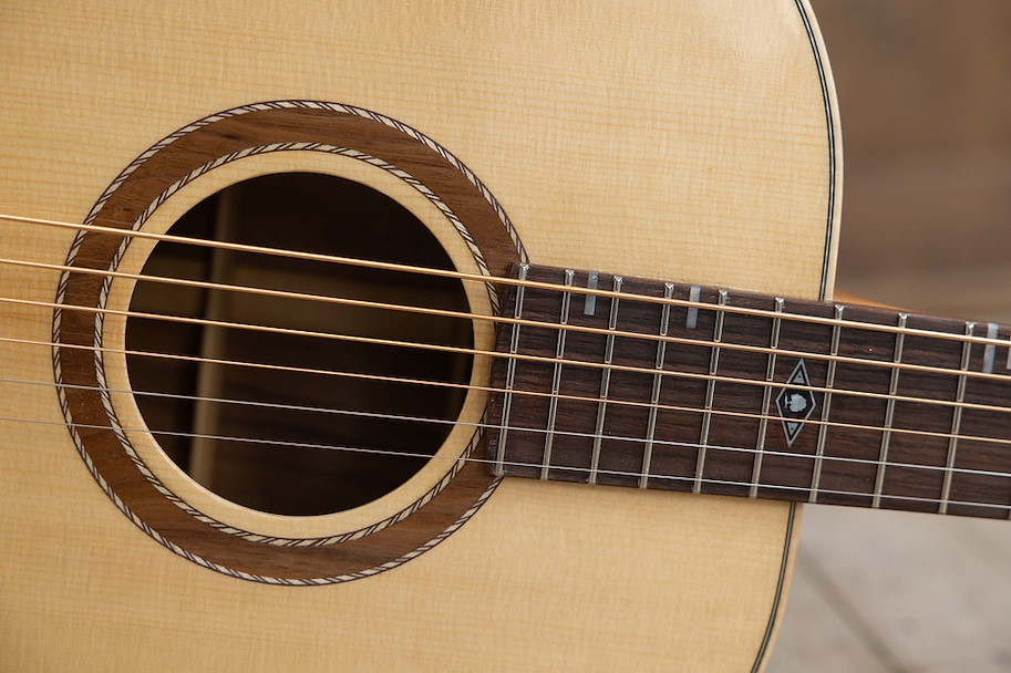 LR Baritone Walnut / Moon Spruce