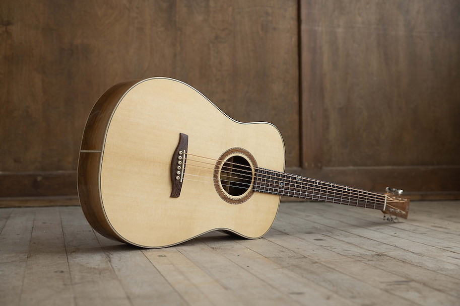 LR Baritone Walnut / Moon Spruce