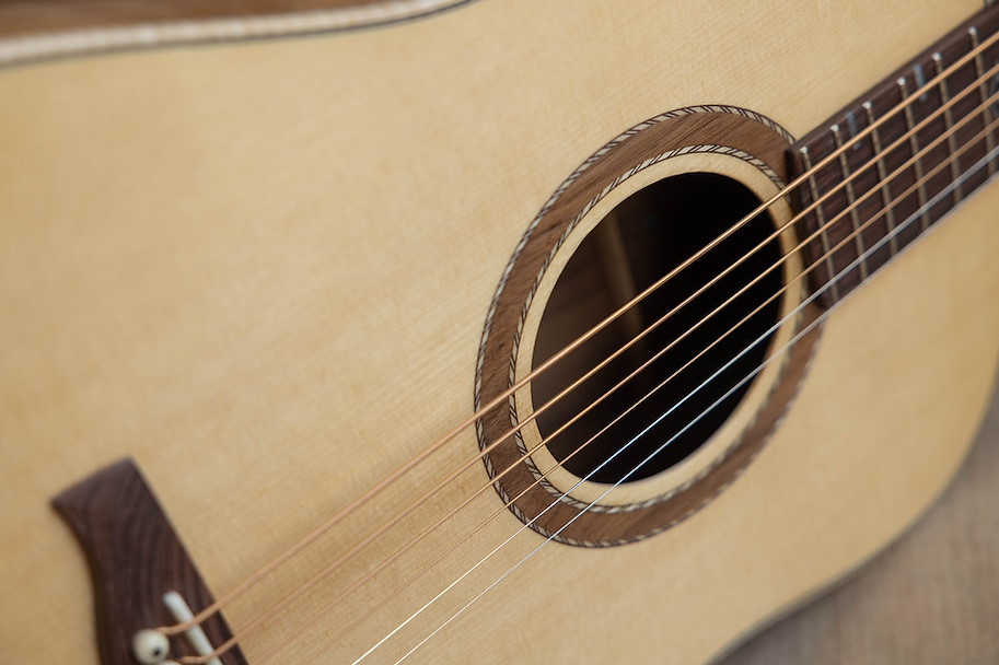 LR Baritone Walnut / Moon Spruce