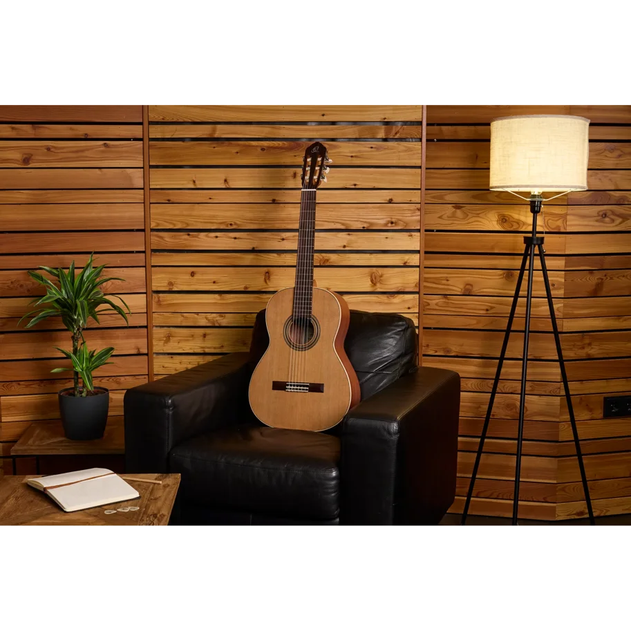 ORTEGA Traditional Series 4/4 Konzertgitarre  6-String + Pro Gigbag