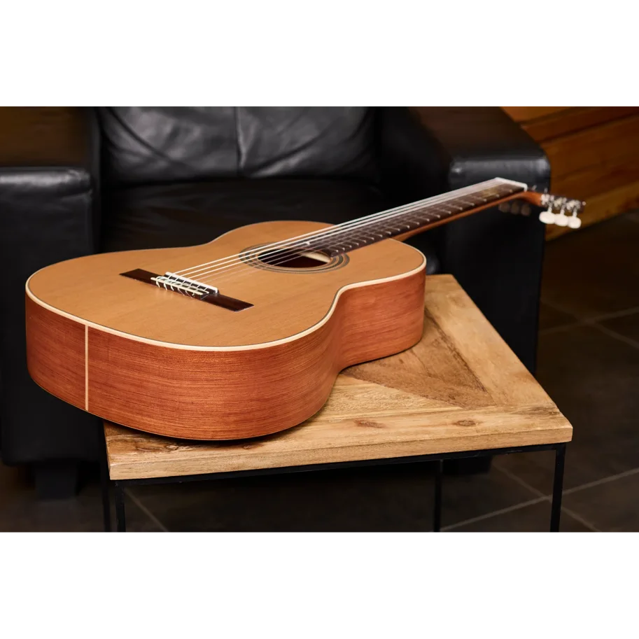 ORTEGA Traditional Series 4/4 Konzertgitarre  6-String + Pro Gigbag