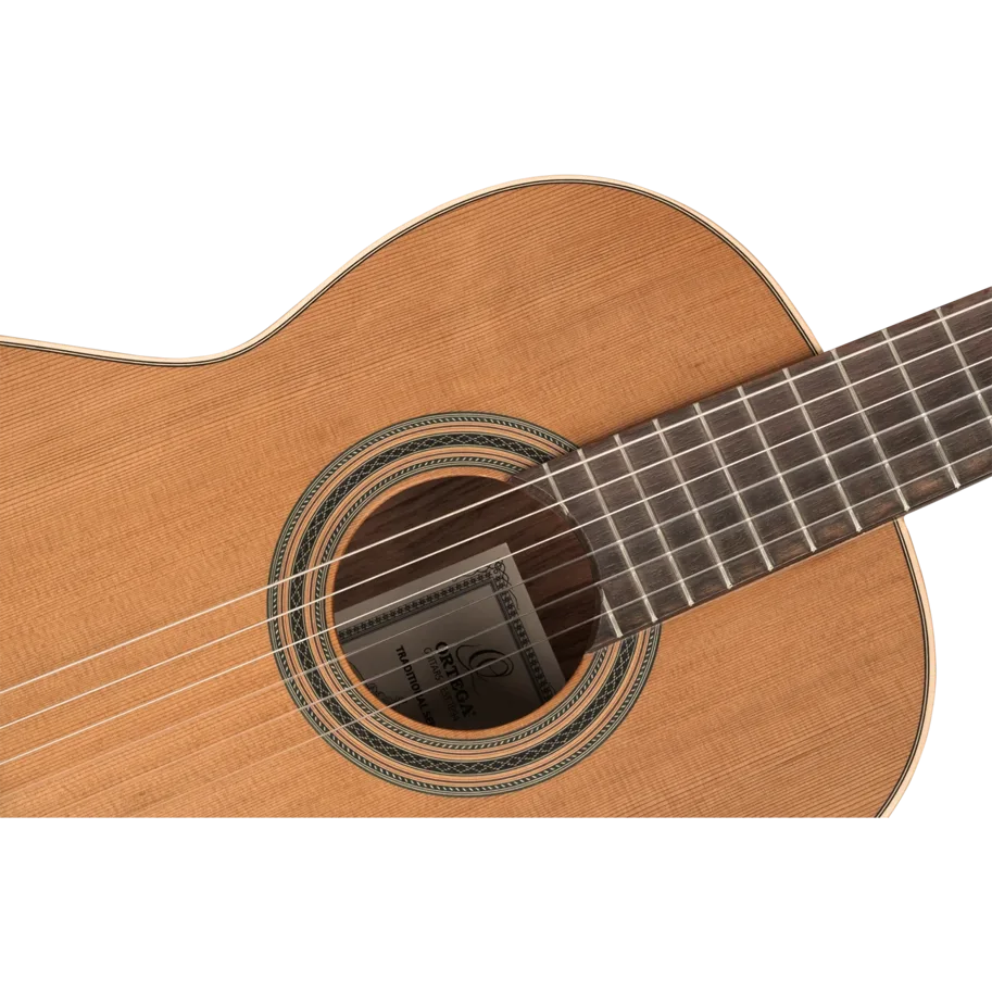 ORTEGA Traditional Series 4/4 Konzertgitarre  6-String + Pro Gigbag