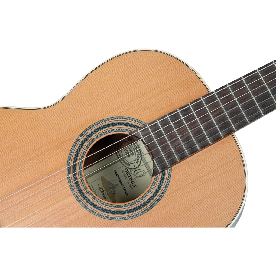ORTEGA Traditional Series 4/4 Größe Konzertgitarre 6-String - Satin + Pro Gigbag