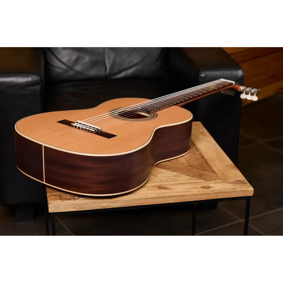ORTEGA Traditional Series 4/4 Konzertgitarre 6-String + Pro Gigbag