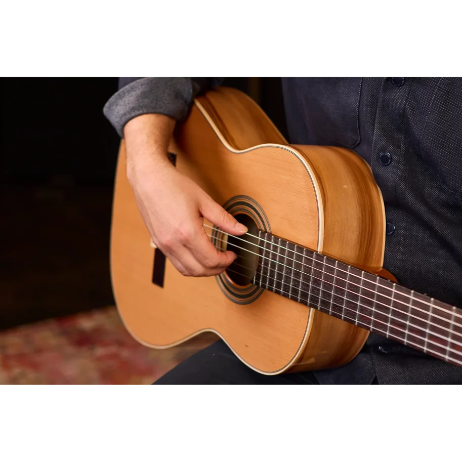 ORTEGA Traditional Series 4/4 Nylon String Guitar 6-String + Pro Gigbag
