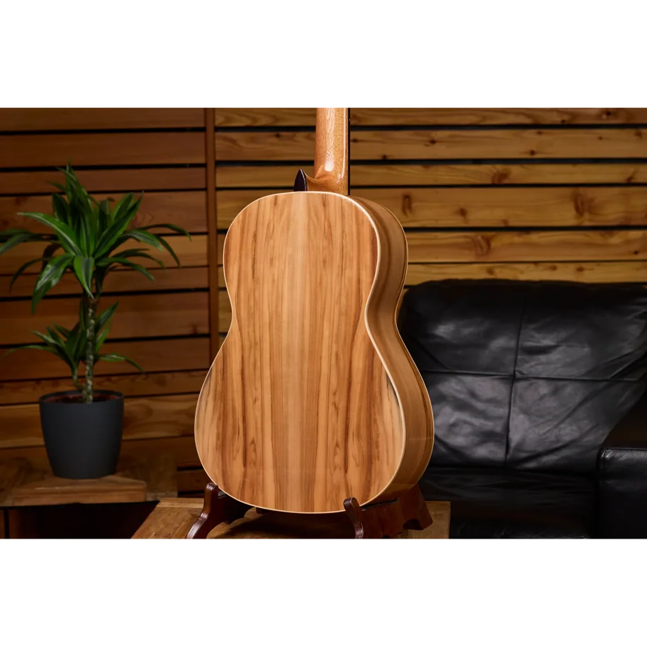 ORTEGA Traditional Series 4/4 Nylon String Guitar 6-String + Pro Gigbag