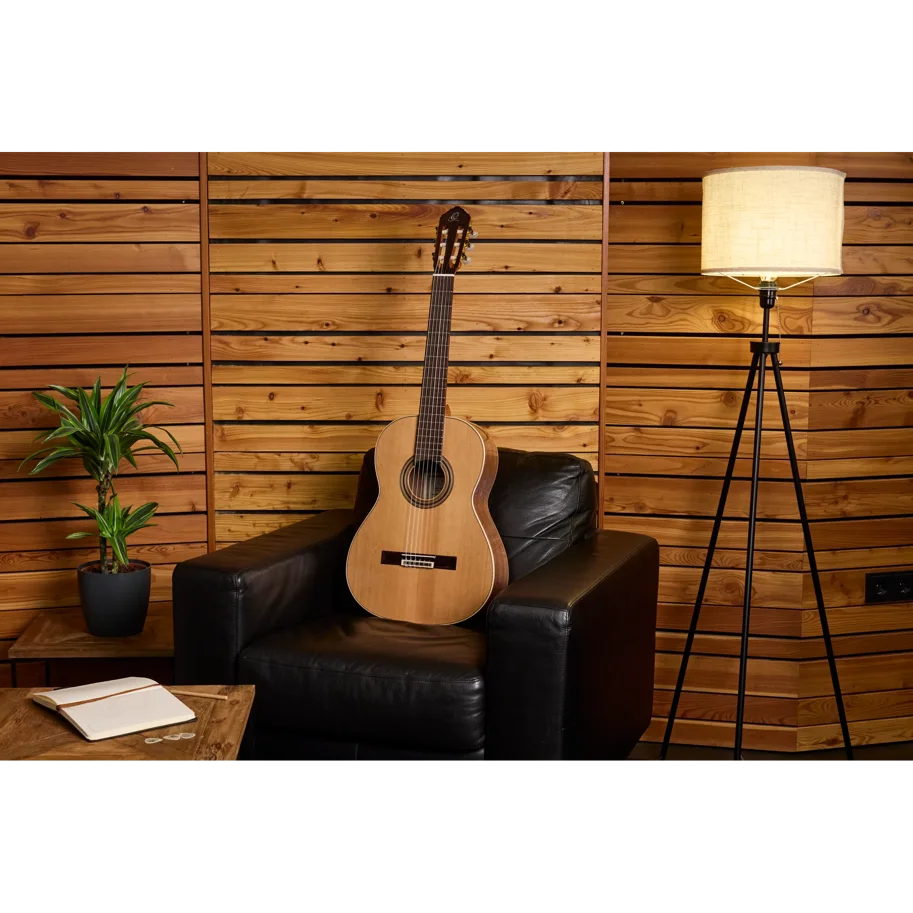 ORTEGA Traditional Series 4/4 Konzertgitarre 6-String + Pro Gigbag